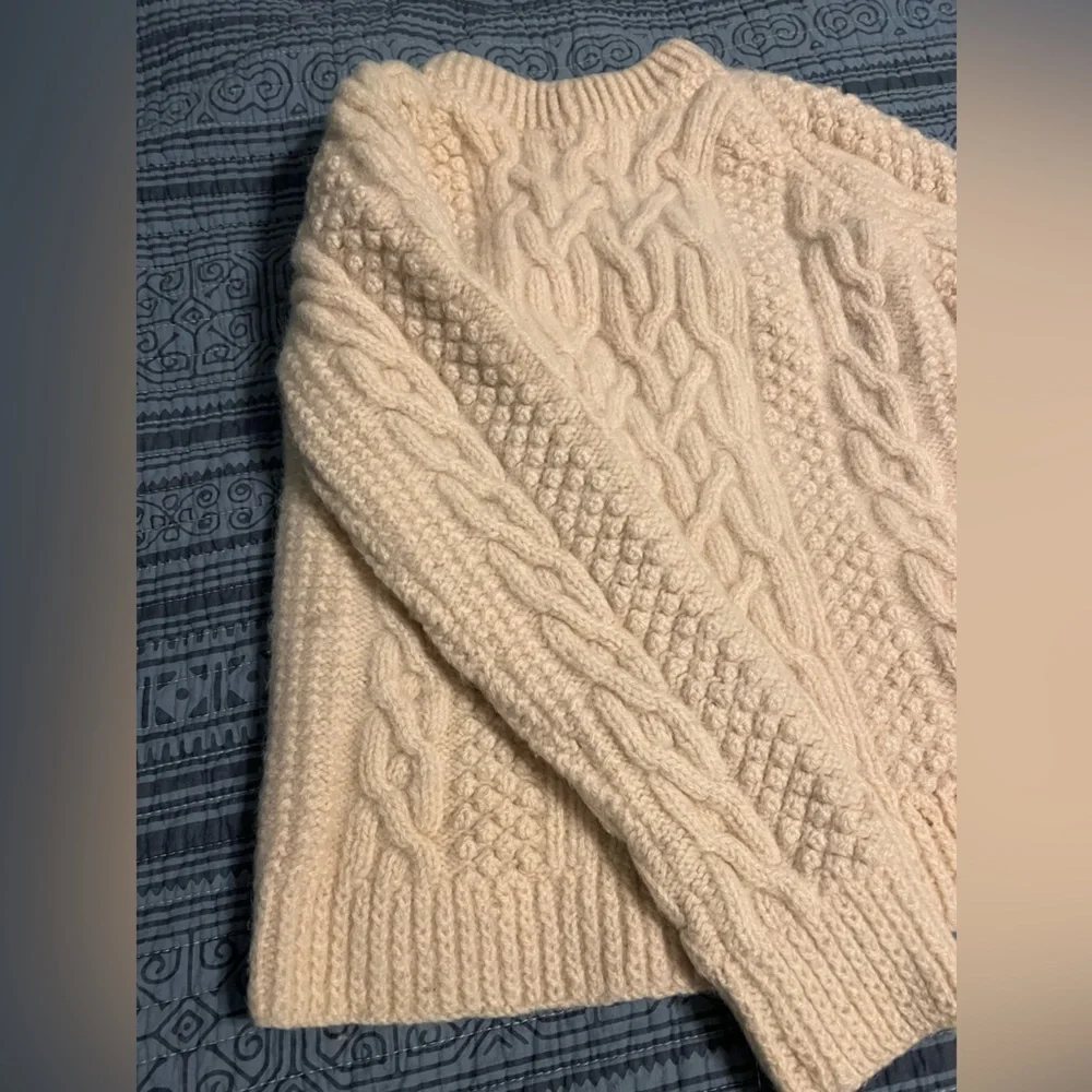 Women’s handmade 100% wool cable-knit sweater. Size approx XS. See measurements. - Picture 10 of 11
